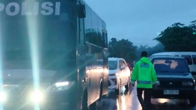 Banjir di Jalan Nasional, Ratusan Kendaraan Padang - Pasaman Barat Terjebak Macet
