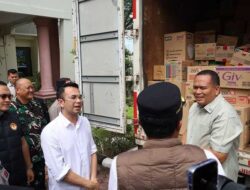 Raffi Ahmad Serahkan Bantuan untuk Warga Kota Pariaman