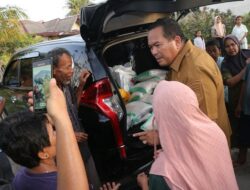 Walikota Pariaman Serahkan Bantuan untuk Korban Banjir