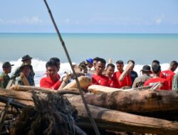 Semen Padang Turun Tangan Bersihkan Pantai Parupuk, Win Bernadino Tegaskan Komitmen Pascabencana