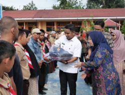 Walikota Bagikan Seragam Sekolah Gratis di SMPN 3 Kota Solok