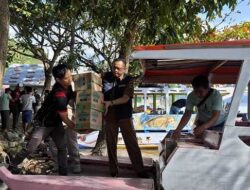 Jalan Putus, RSUD RASM Bukittinggi bersama Pers Kirim Bantuan ke Malalo Lewat Speedboad