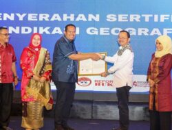 Kemenkum Serahkan Sertifikat Indikasi Geografi Sulaman Kapalo Peniti