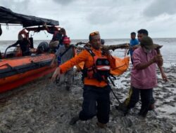Sekali Operasi Untuk Dua Misi Penyelamatan, Tim SAR Meranti Hadapi Gelombang Tinggi di Selat Malaka