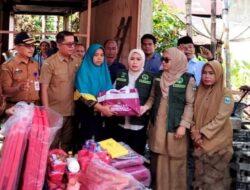 Ketua TP PKK Padang Pariaman Bantu Dua Keluarga Korban Kebakaran