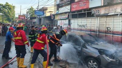 Mobil Terbakar di Jalan Adinegoro Padang, Kerugian Ditaksir Rp100 Juta
