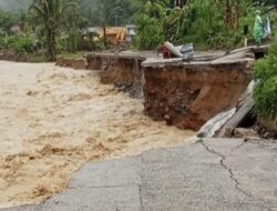 Debit Air Sungai Kembali Meningkat, Akses Jalan ke Batu Busuak Terputus