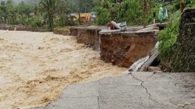 Debit Air Sungai Kembali Meningkat, Akses Jalan ke Batu Busuak Terputus