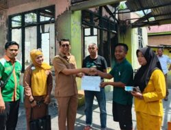Disdukcapil Serahkan Dokumen Kependudukan kepada Korban Kebakaran di Barung-Barung Balantai