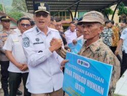 Bupati Pessel Serahkan Bantuan Dana Tunggu Hunian bagi Korban Banjir dan Longsor