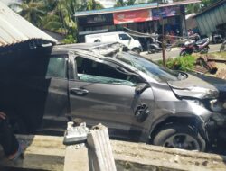 Hilang Kendali, Honda HR-V Seruduk Rumah Warga di Pasaman Barat