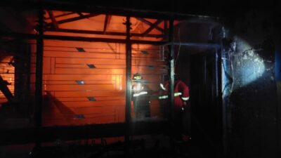 Dua Rumah di Pulai Kampung Pinang Padang Timur Terbakar, Kerugian Capai Rp750 Juta