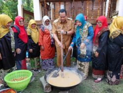 Bundo Kanduang Kota Pariaman Buat Randang untuk Peduli Bencana Sumbar