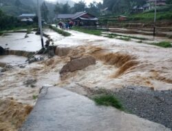 Batang Aia Pagadih Mengamuk, Akses Jalan Provinsi via Palupuah 50 Kota Putus