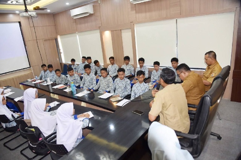Pelajar SMP NIBIIS Pariaman Belajar tentang Bijak Bermedia Sosial ke Dinas Kominfo Pariaman