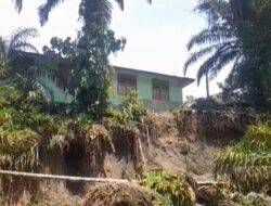 Puluhan Rumah dan Satu Sekolah di Sepanjang Batang Kenaikan Pasbar Terancam Runtuh