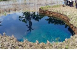 Wagub Sumbar Tinjau Langsung Lokasi Sinkhole, Ingatkan Masyarakat Tidak Konsumsi Airnya Secara Langsung