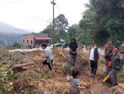 Jalan Matur- Padang Lua Tertutup Material Longsor
