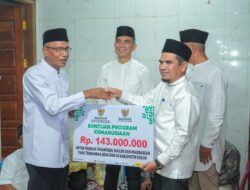 Safari Ramadan di Solok, Gubernur Mahyeldi Serahkan Bantuan Ratusan Juta
