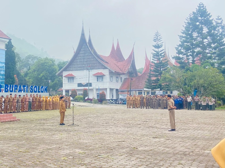 Pimpin Apel Pagi, Wabup Solok Sampaikan Belasungkawa atas Wafatnya H. Gusmal Dt. Rajo Lelo