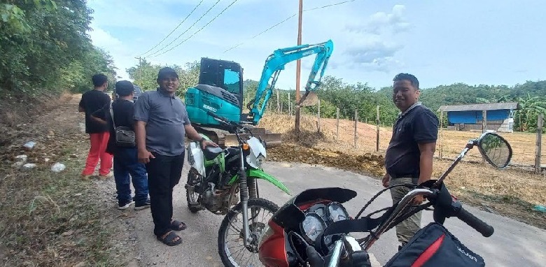 Ratusan Warga dari 11 Desa di Talawi Gotong Royong Bersihkan Jalan Sepanjang 8 Km
