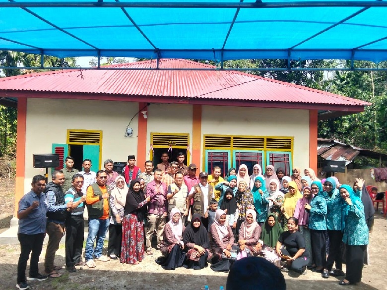 Bupati John Kenedy Azis Resmikan Rumah Layak Huni Buat Keluarga Beyok