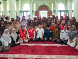 Bupati Solok Salurkan 1.000 Seragam Sekolah dan Peralatan Kerja untuk Korban Banjir Junjung Sirih
