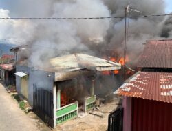 Kebakaran Hebat Melanda Kawasan Padat Penduduk di Nanggalo