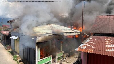 Kebakaran Hebat Melanda Kawasan Padat Penduduk di Nanggalo