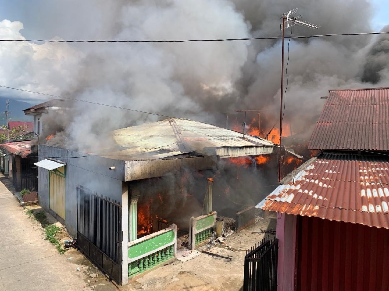 Kebakaran Hebat Melanda Kawasan Padat Penduduk di Nanggalo