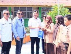 Wabup Rahmat Hidayat Serahkan Buku Tabungan SimPel mu, Bank Nagari Ajak Buka Rekening