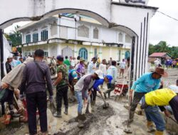 Masyarakat Jorong Baruah Bukik Goro Bangun Halaman Masjid Nurul Falah