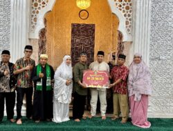 Tim Safari Ramadhan Kabupaten Solok Kunjungi Masjid Darussalam Titian Batu, Serahkan Bantuan Rp25 Juta