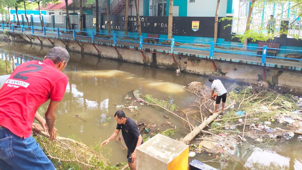 Dinas Perkim LH Pariaman Upayakan Bersihkan Aliran Sungai Batang Air Pampan Banyak Tersumbat 