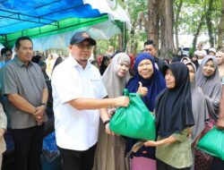 Andre Rosiade Salurkan Bantuan Sembako untuk Masyarakat Kota Pariaman