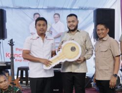 Vasko Ruseimy dan Evi Yandri Rajo Budiman Serahkan Huntara Mandiri ke Pemko Padang