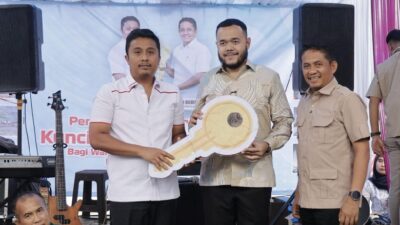 Vasko Ruseimy dan Evi Yandri Rajo Budiman Serahkan Huntara Mandiri ke Pemko Padang
