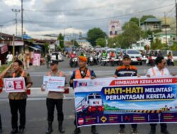 Ramadan Berkesan di Stasiun Padang: KAI Divre II Sumbar Bagi-Bagi Takjil Sambil Sosialisasi Keselamatan
