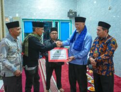 Iktikaf di Masjid Nurul Hidayah Sijunjung, Gubernur Mahyeldi Serahkan Bantuan Rp25 Juta