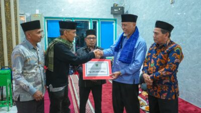 Iktikaf di Masjid Nurul Hidayah Sijunjung, Gubernur Mahyeldi Serahkan Bantuan Rp25 Juta