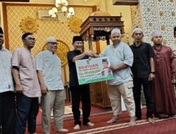 Wakil Ketua DPRD Padang Osman Ayub Serahkan Bantuan Rp70 Juta untuk Surau Papan Palinggam dan Pondok Tahfiz Pasa Gadang