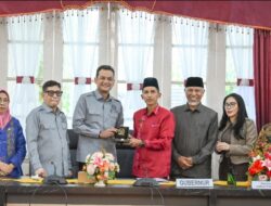 Baleg DPR RI Kunker di Sumbar, Panampuang Ampek Angkek Agam Terima Plakat Istimewa