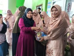 Sambut Lebaran, SDN 03 Cingkariang Banuhampu Berbagi 1 Kg Daging Untuk Orang Tua Murid Kurang Mampu