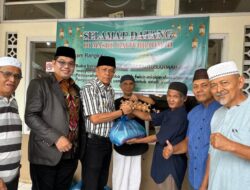 Wawako Elzadaswarman Serahkan 70 Paket Sembako Kepada Fakir Miskin dan Duafa Jamaah Masjid Baiturrahmah