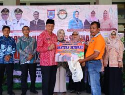 Wakil Walikota Payakumbuh Serahkan Paket Sembako Kepada Pekerja Rentan Ekonomi