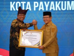 Walikota Payakumbuh Terima Piagam Penghargaan Menteri Hukum Atas Dukungan Posbankum