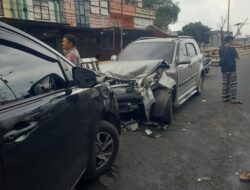 Diduga Mengantuk, Terios Hantam Innova di Flyover By Pass Bukittinggi