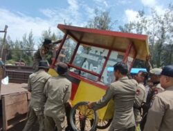 Satpol PP Padang Tertibkan PKL di Pantai Air Manis