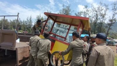 Satpol PP Padang Tertibkan PKL di Pantai Air Manis
