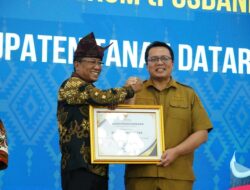 Pemkab Tanah Datar Terima Penghargaan dari Menteri Hukum